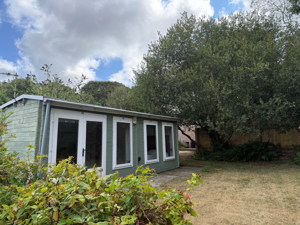 Lot: 138 - TIMBER CHALET WITH RESIDENTIAL USE, GRANITE CARTHOUSE WITH PLANNING IN PRINCIPLE, PLUS GARDENS AND PARKING - Detached chalet and garden